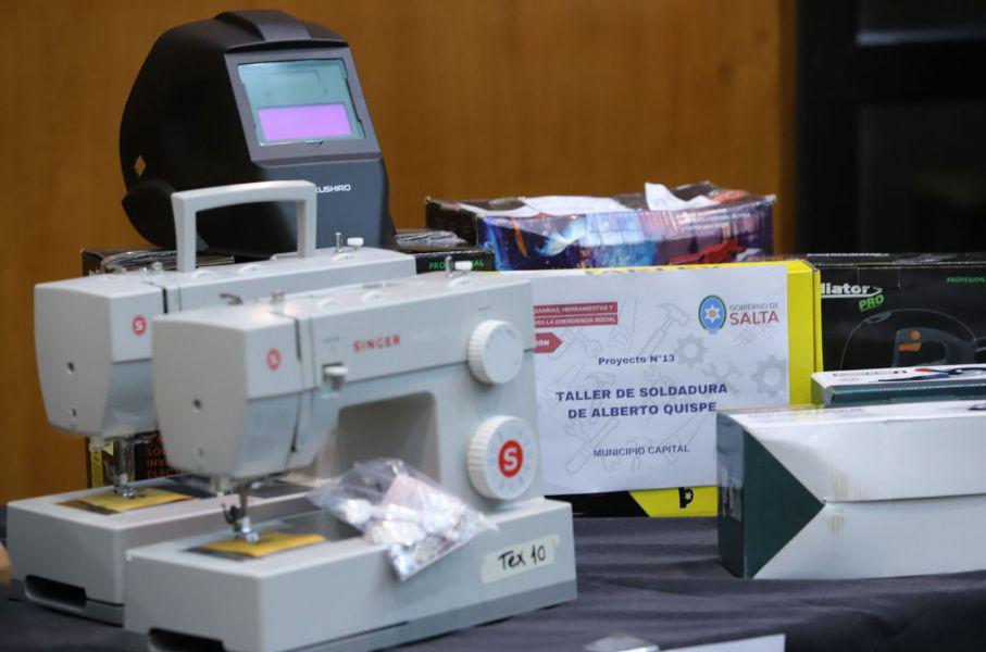 9756-salta-sigue-fortaleciendo-los-emprendimientos-saenz-entrego-herramientas-a-29-unidades-productivas