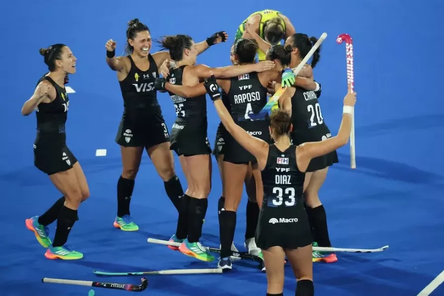84596-las-leonas-campeonas-del-mundo-vale-raposo-la-representante-saltenia