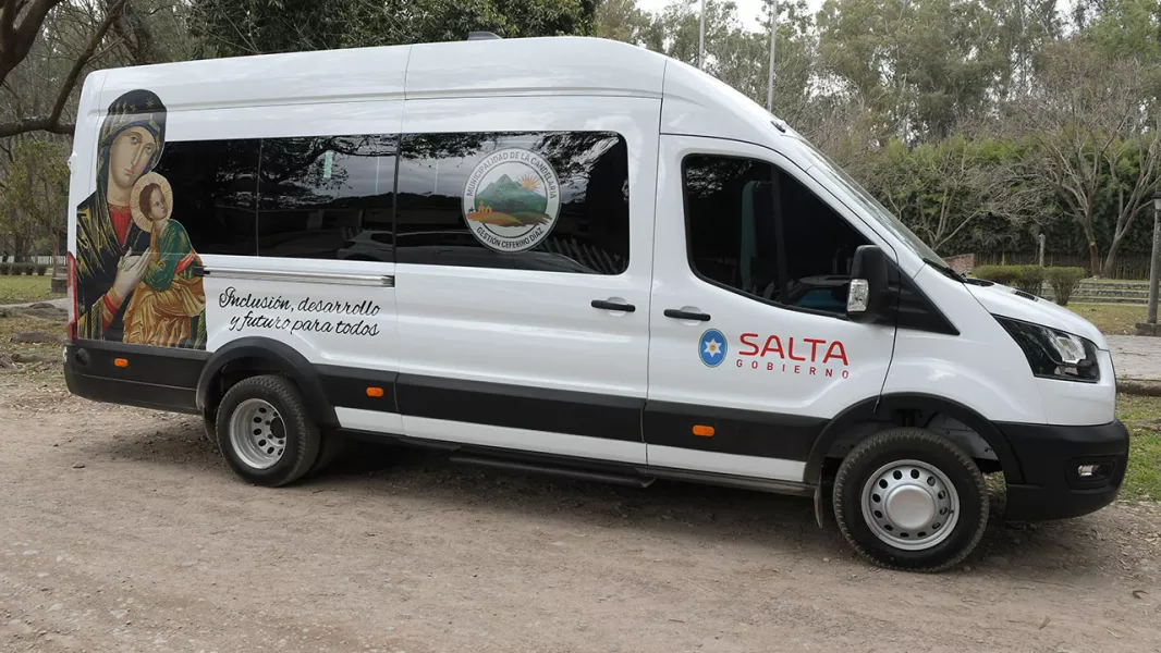 18943-la-gestion-saenz-continua-renovando-la-flota-vehicular-de-los-municipios-con-la-entrega-de-una-minibus-okm-para-la-candelaria-20250815012627