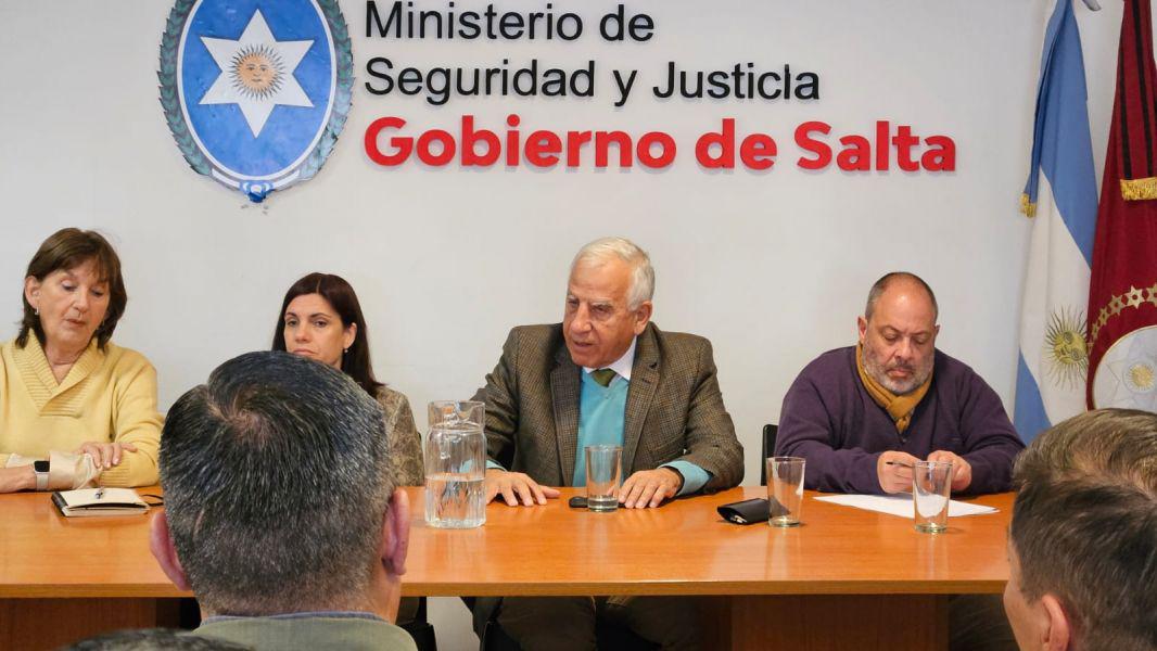 13229-reunion-de-funcionarios