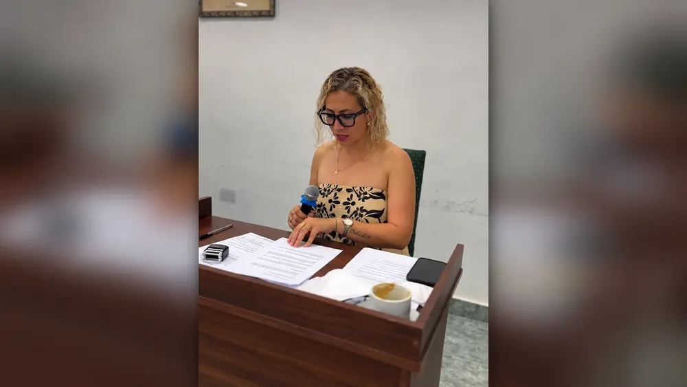 Mujer ante el micrófono del concejo