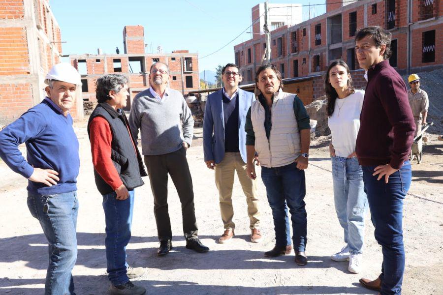 7052-saenz-verifico-el-avance-de-obras-en-el-hospital-y-la-construccion-de-48-viviendas
