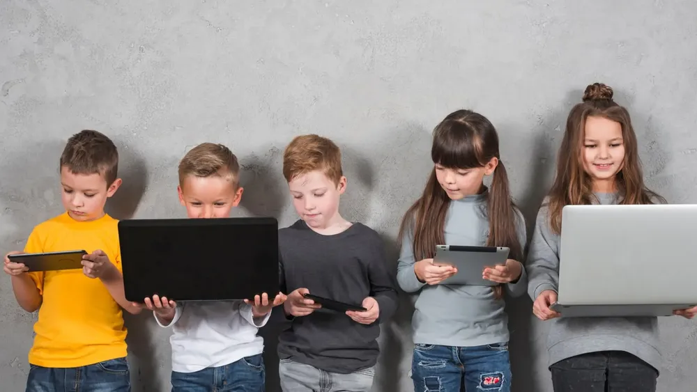 ninos-usando-dispositivos-electronicos
