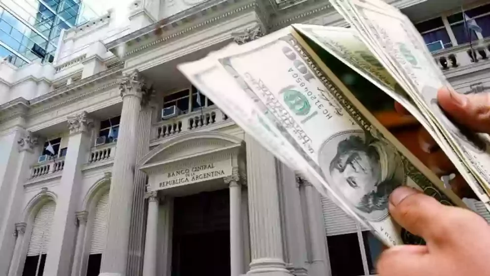 117174-cual-fue-el-paso-clave-a-la-dolarizacion-que-dio-el-banco-central-990x557