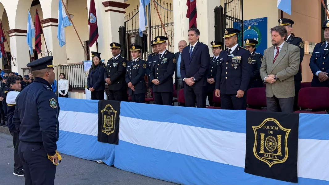 108556-cadetes-y-aspirantes-de-la-policia-de-salta-juraron-fidelidad-a-la-bandera-nacional
